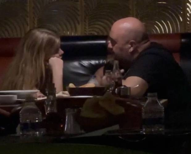 Somer Şef genç oyuncuyu öperken yakalandı - Resim: 1